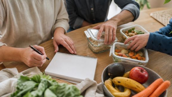 Menus anti-gaspi : planifier ses repas pour éviter le gâchis en famille
