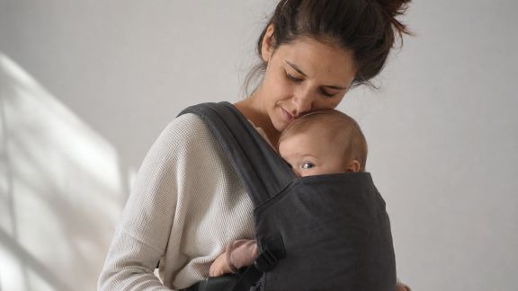 Les bienfaits du portage physiologique sur le lien parent-enfant
