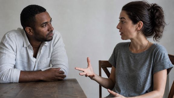 La communication non verbale : décrypter les gestes et mimiques