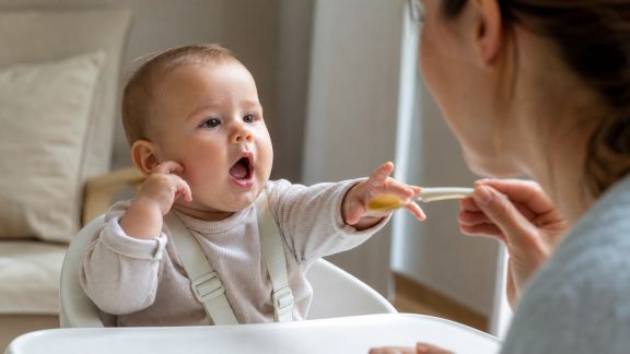 Repérer les signaux de faim chez bébé : astuces pour bien nourrir