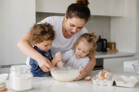 Faire participer les tout-petits à la préparation d’un dessert simple