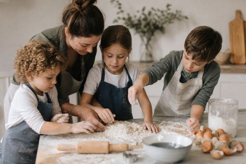 Petits chefs en herbe : réussir ensemble un repas de fête