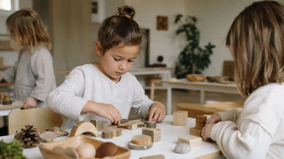 Comprendre les méthodes éducatives alternatives : Montessori, Freinet, inspirations