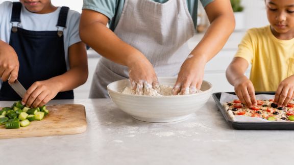 Cuisine en famille : 7 astuces pour rendre la préparation ludique
