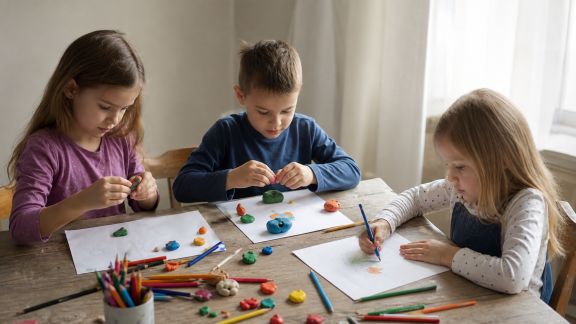 Activités créatives pour stimuler l'imagination des enfants à la maison