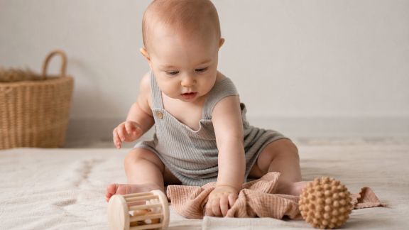 Favoriser l’éveil sensoriel chez bébé avec des activités simples