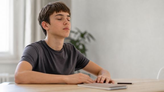 Aider son ado à gérer le stress scolaire : astuces concrètes et conseils