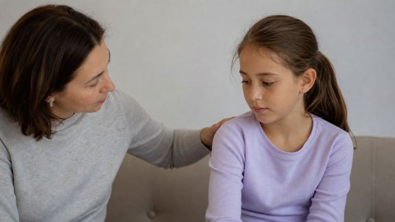 Soutenir un enfant timide : conseils pratiques pour une confiance durable