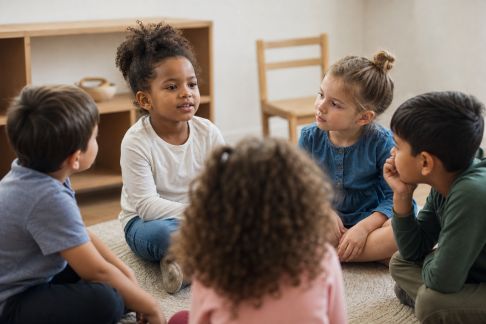 Favoriser l’écoute active chez les enfants grâce à des rituels simples