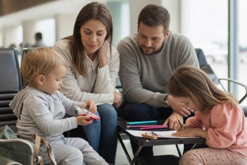 Voyager sereinement avec des enfants : conseils organisation et astuces