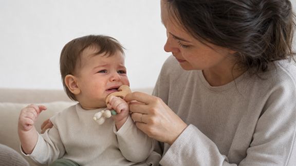 Comment gérer la poussée dentaire chez les tout-petits au quotidien