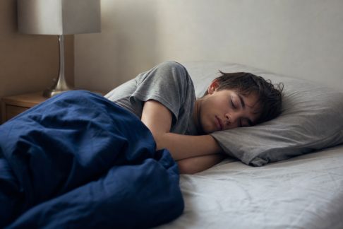 Comprendre le sommeil des ados : clés pour des nuits réparatrices