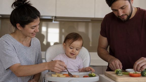 Cuisiner en famille avec un bébé : nos conseils pour débuter en douceur